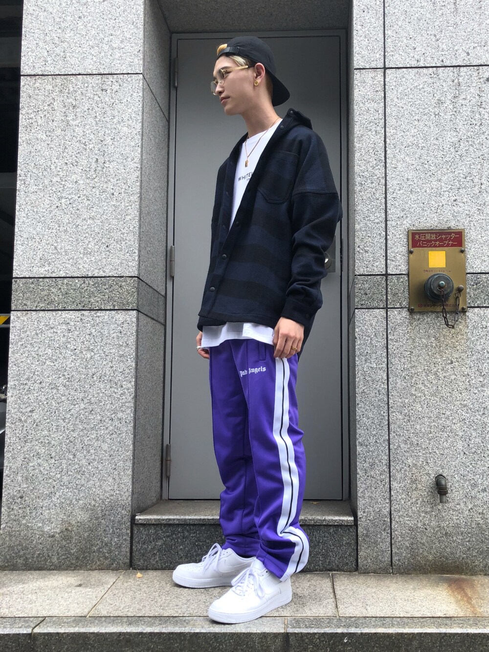 ホワイト系のTシャツ/カットソー、ブルー系のジャケット/アウター、パープル系のその他パンツを着用したメンズの夏コーディネートの1枚目の写真