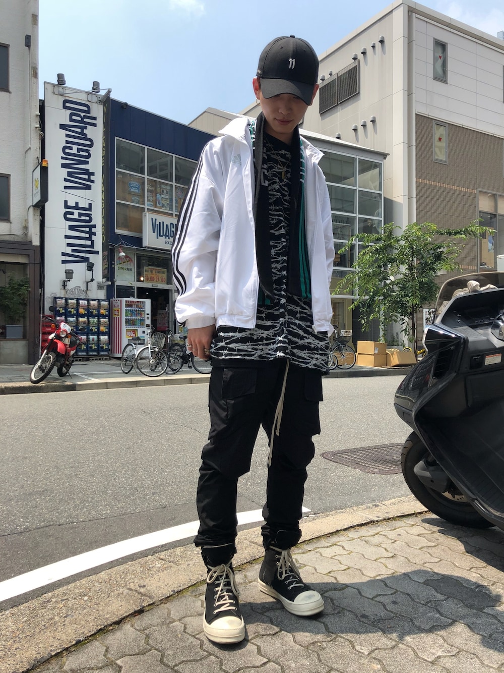 「summer、サルエルパンツ、カーゴパンツ、スポーツミックス、ラフ、ビックシルエット、RICK OWENS、モノトーンコーデ、今日のコーデ、DRKSHDW by Rick Owens」｜「11 by Boris Bidjan Saberi の11BYBORISBIDJAN /イレブンバイボリスビジャン/39 THIRTY 11（キャップ、ブラック系）」を使った、𝐊𝐚𝐢𝐭𝐨さん（メンズ・180cm）の夏コーディネートの1枚目の写真