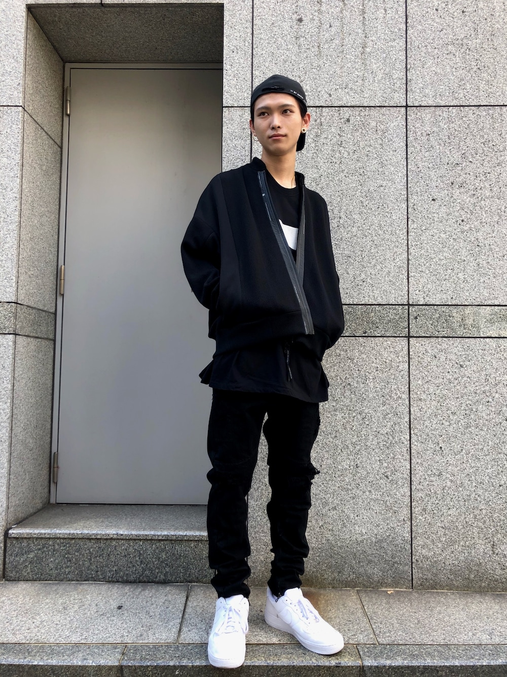 「スニーカー、キャップ、ストリート、モノトーン、モード、スキニーデニム、ダメージデニムパンツ、JULIUS、おしゃれさんと繋がりたい、NILOS」｜「JULIUSのJULIUS/ユリウス/アークドデニム（617PAM24）（デニムパンツ、ブラック系）」を使った、𝐊𝐚𝐢𝐭𝐨さん（メンズ・180cm）の夏コーディネートの1枚目の写真