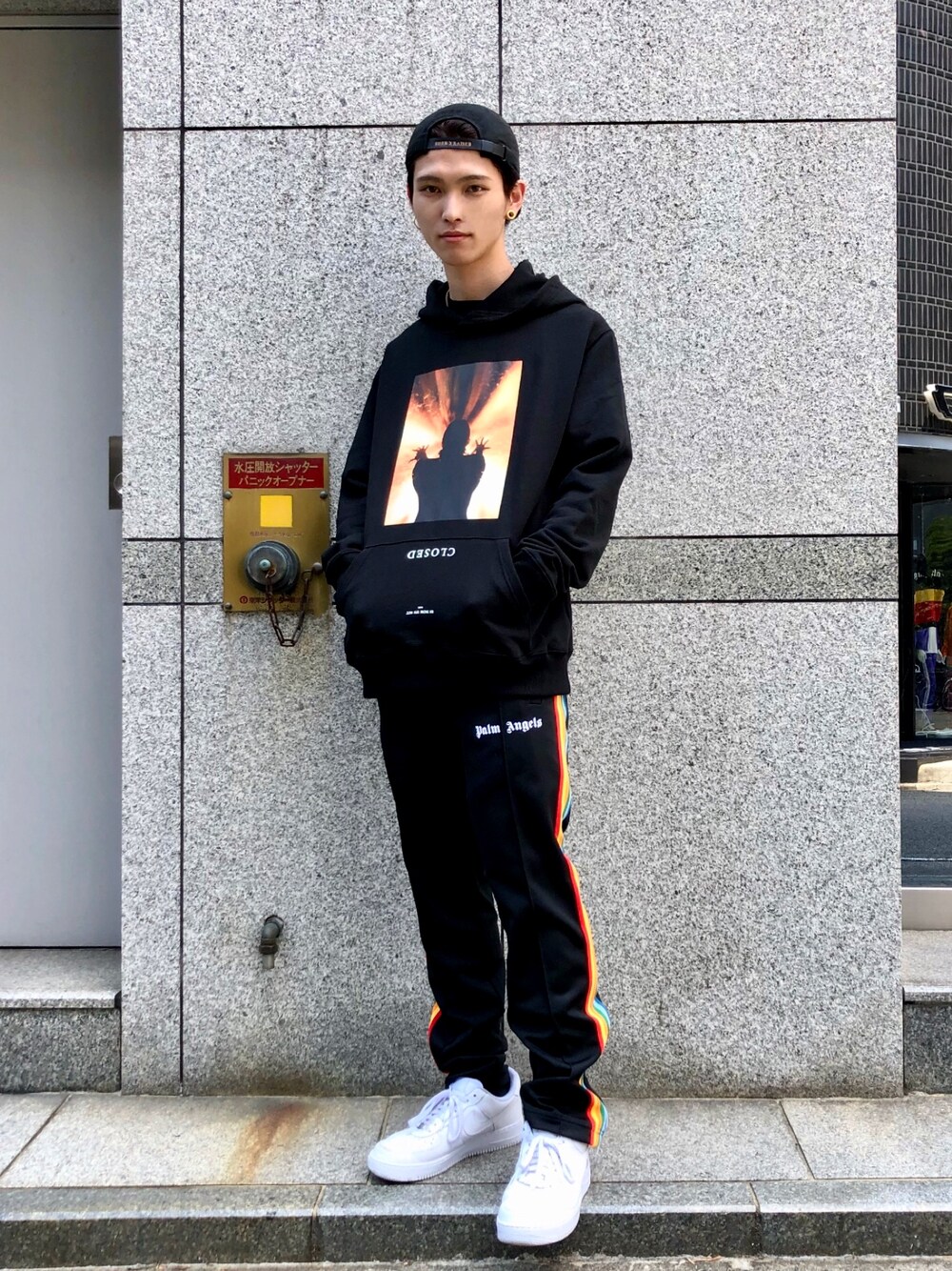 ブラック系のパーカー、ブラック系のその他パンツ、ブラック系のキャップを着用したメンズの夏コーディネートの1枚目の写真