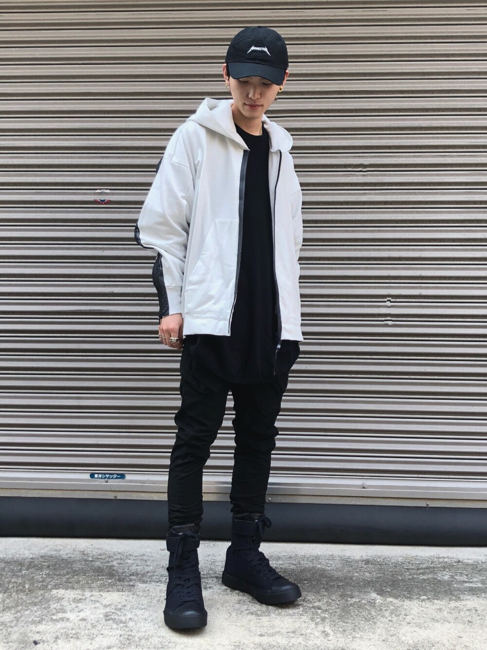 ホワイト系のパーカー、ブラック系のTシャツ/カットソー、ブラック系のデニムパンツを着用したメンズの夏コーディネートの1枚目の写真