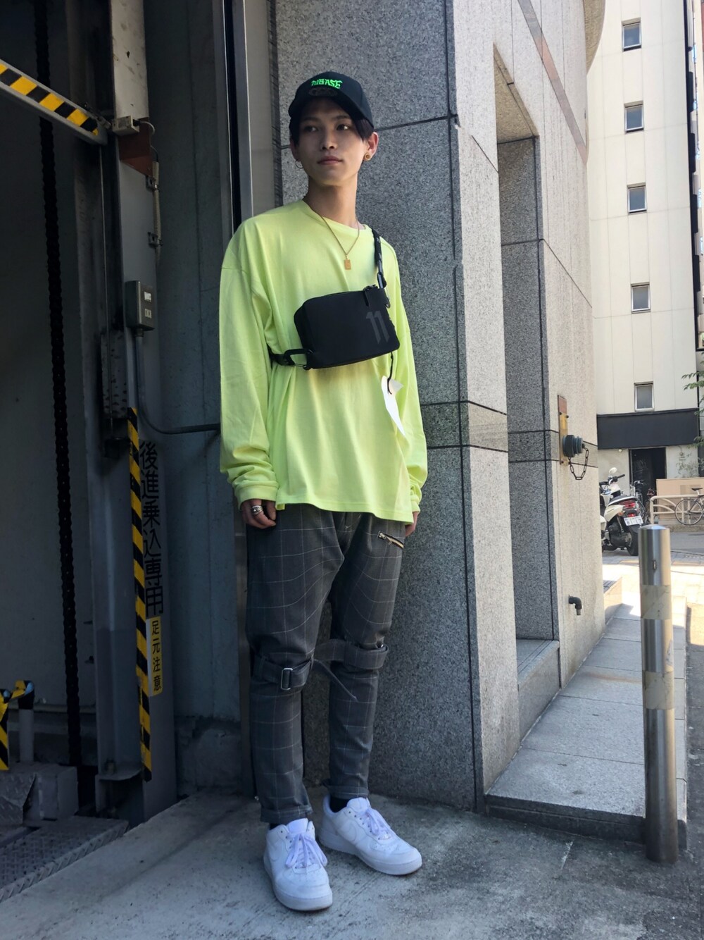 ブラック系のショルダーバッグ、グレー系のスラックス、イエロー系のTシャツ/カットソーを着用したメンズの夏コーディネートの1枚目の写真