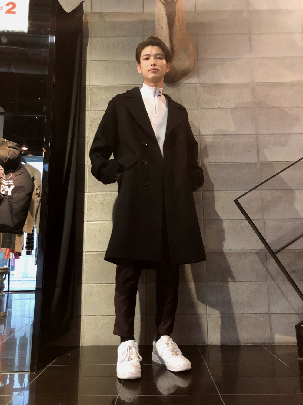 「コート、スラックス、sporty、きれいめカジュアル、ootd、boy、sneakers、L.H.P、LHP名古屋」｜「soeのアイテム（チェスターコート、ブラック系）」を使った、𝐊𝐚𝐢𝐭𝐨さん（メンズ・180cm）の秋コーディネートの1枚目の写真