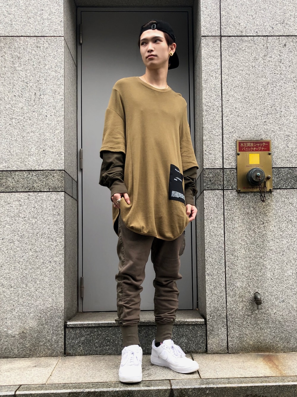 グリーン系のTシャツ/カットソー、ブラック系のその他パンツ、ブラック系のキャップを着用したメンズの秋コーディネートの1枚目の写真