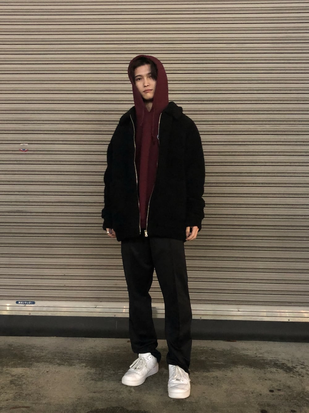 「KaneZ、WHITELAND BLACKBURN、アキコーデ、スニーカー、ストリート、ボア、ブルゾン、トラックパンツ、ブラック、ワインレッド」｜「KaneZのアイテム（パーカー、レッド系）」を使った、𝐊𝐚𝐢𝐭𝐨さん（メンズ・180cm）の秋コーディネートの1枚目の写真