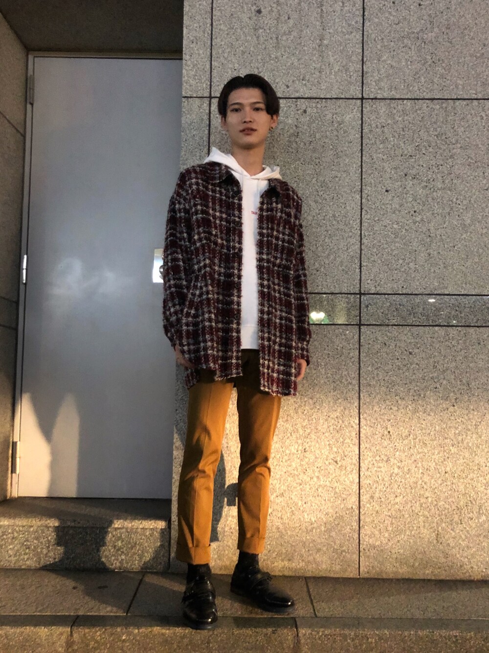 ホワイト系のパーカー、レッド系のシャツ/ブラウス、ベージュ系のパンツを着用したメンズの秋コーディネートの1枚目の写真