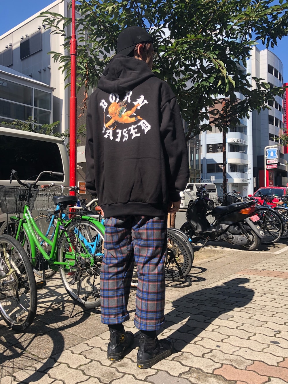 ブラック系のその他パンツ、ブラック系のその他パンツ、ブラック系のパーカーを着用したメンズの秋コーディネートの1枚目の写真