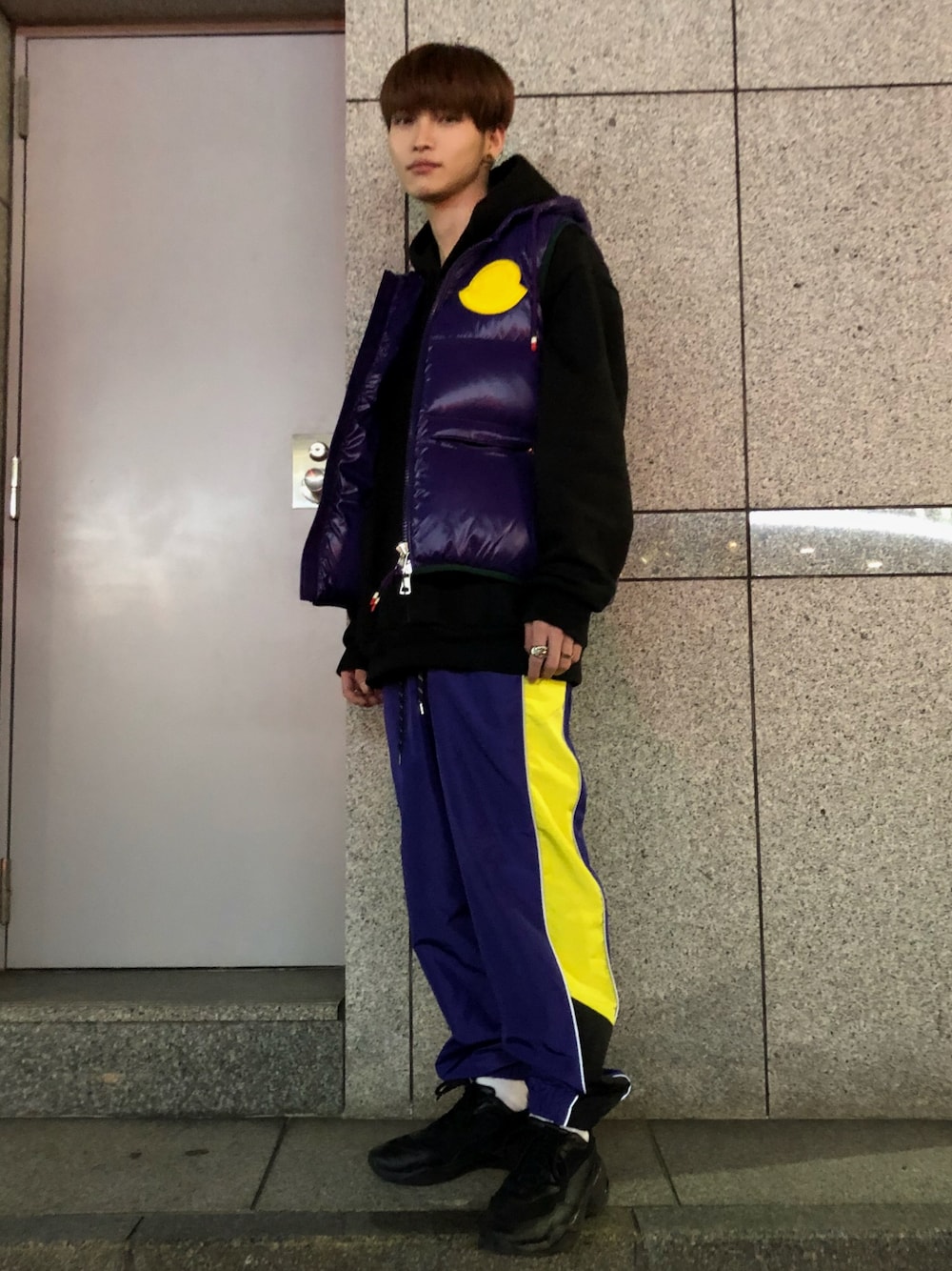 「スニーカー、イエロー、Danke schon、おしゃれになりたい、パープル、MONCLER、ナイロンパンツ、おしゃれさんと繋がりたい、パーフェクトGU、ZOZO公認ユーザー」｜「MONCLERのアイテム（ダウンベスト、パープル系）」を使った、𝐊𝐚𝐢𝐭𝐨さん（メンズ・180cm）の秋コーディネートの1枚目の写真