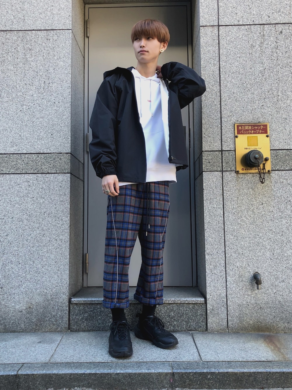 「スニーカー、ビッグシルエット、ブラック、ストリート、冬コーデ、Danke schon、チェックパンツ、PUMA、今日のコーデ、おしゃれさんと繋がりたい」｜「DANKE SCHONのDankeSchon/ダンケシェーン/リフレクターパイピングチェックパンツ（その他パンツ、ブラック系）」を使った、𝐊𝐚𝐢𝐭𝐨さん（メンズ・180cm）の秋コーディネートの1枚目の写真