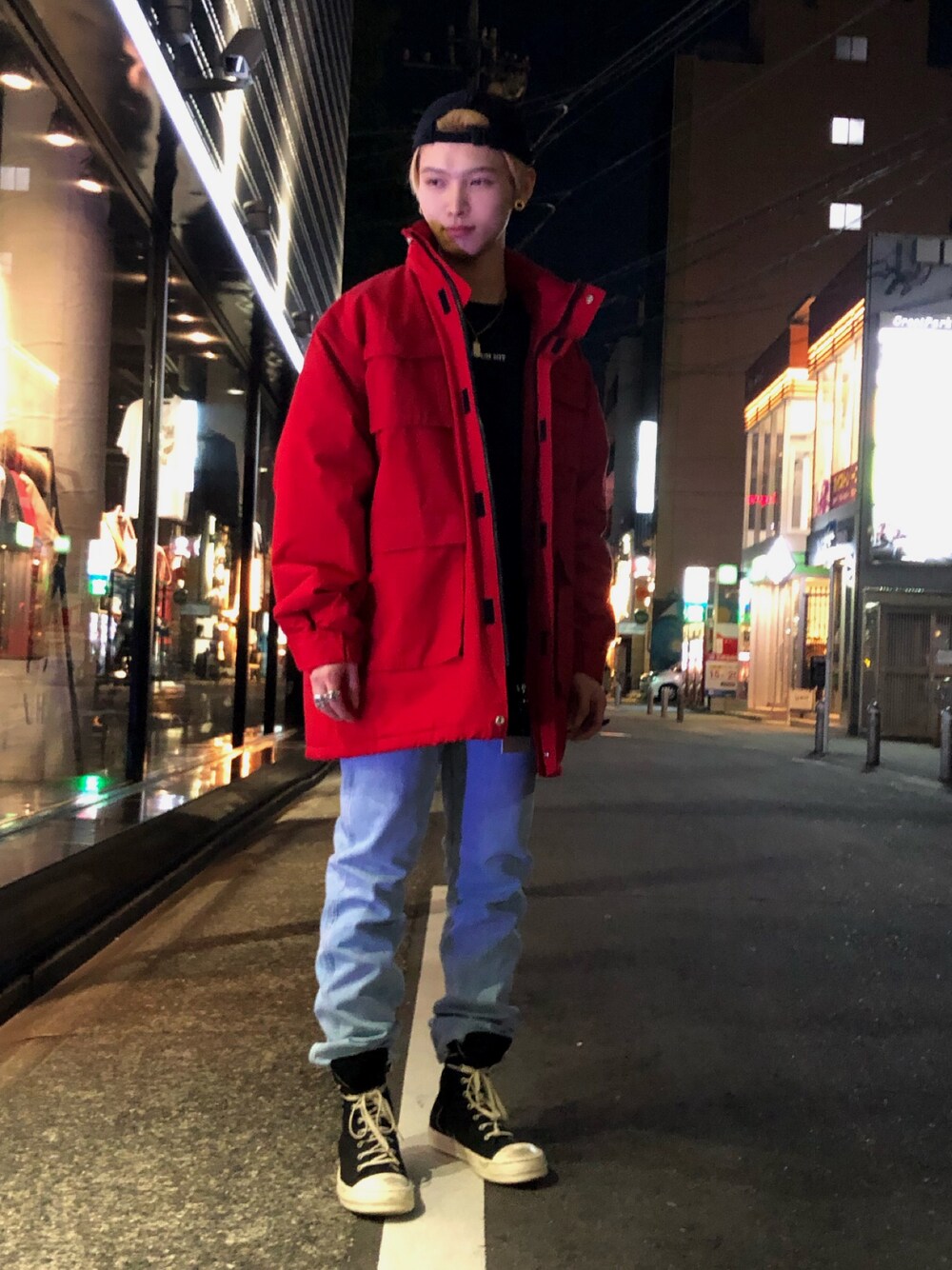 「スニーカー、ダウンジャケット、ブラック、ブルー、冬コーデ、冬、春コーデ、今日のコーデ、WHITELAND BLACKBURN、おしゃれさんと繋がりたい」｜「WHITELANDのWHITELAND/ホワイトランド/BIG M-65（ミリタリージャケット、レッド系）」を使った、𝐊𝐚𝐢𝐭𝐨さん（メンズ・180cm）の冬コーディネートの1枚目の写真