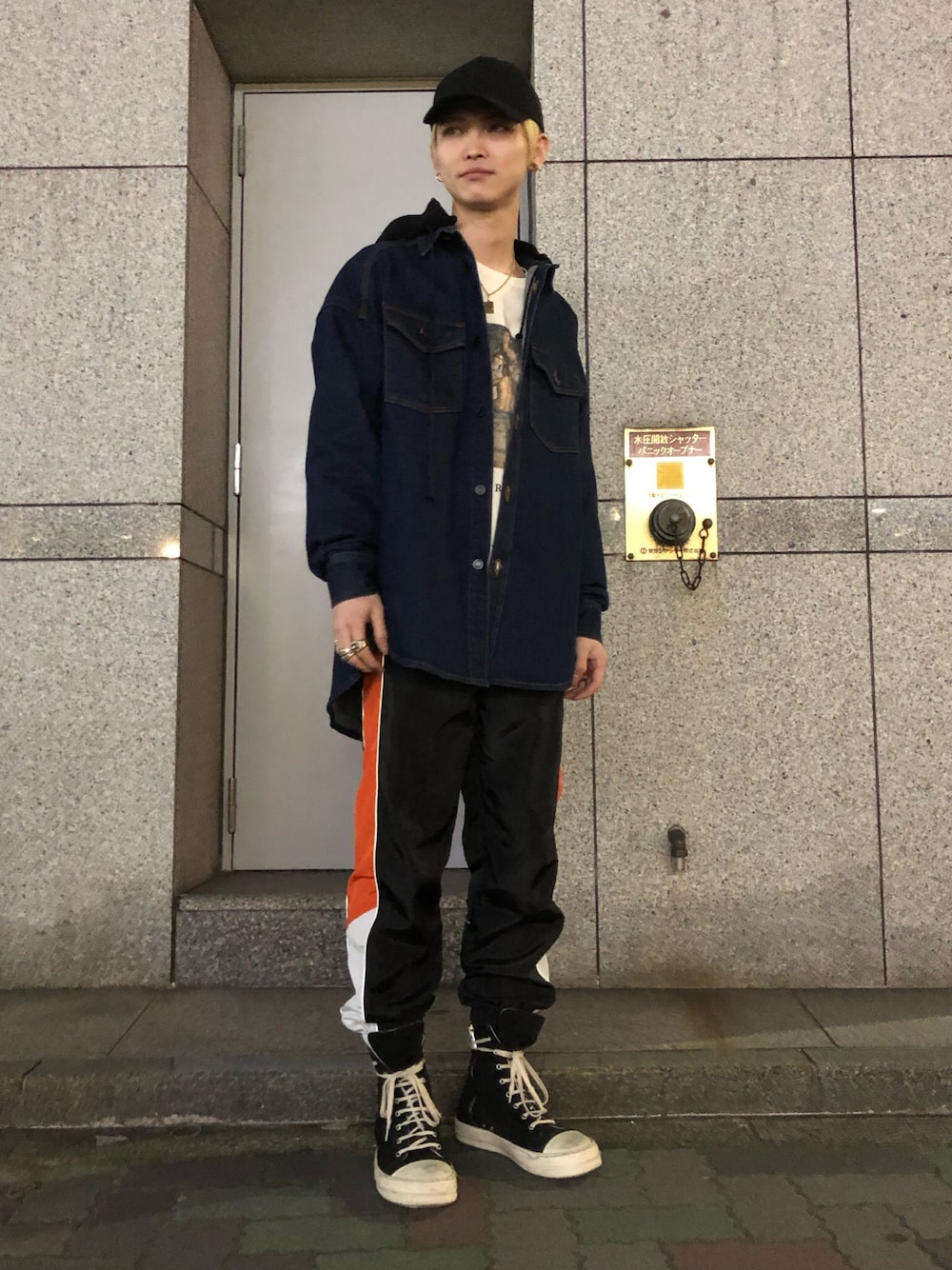 ブルー系のジャケット/アウター、ホワイト系のスウェット、ブラック系のその他パンツを着用したメンズの冬コーディネートの1枚目の写真