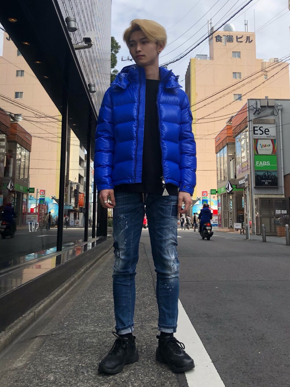 ブルー系のダウンジャケット/コート、ブルー系のデニムパンツ、ブラック系のスニーカーを着用したメンズの冬コーディネートの1枚目の写真