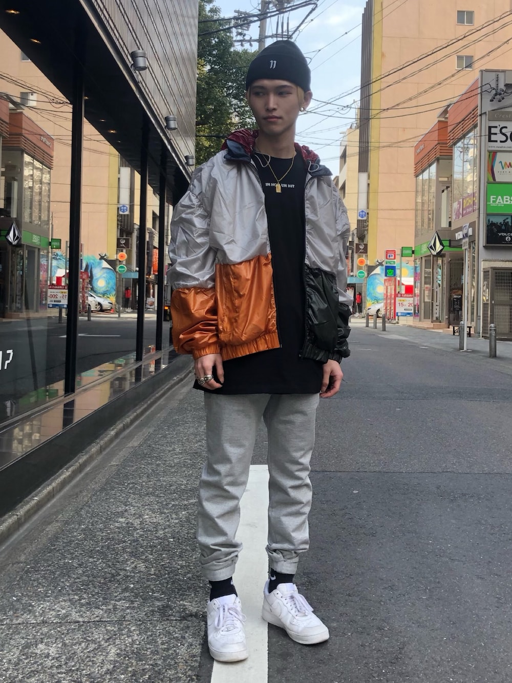 「ニット帽、冬コーデ、オーバーサイズ、スニーカーコーデ、ootd、ストリートMIX、WHITELAND BLACKBURN、おしゃれさんと繋がりたい、yproject、ihnomuhnit」｜「WHITELANDのWHITELAND/ホワイトランド/ヘビーコットン ジャージーパンツ（その他パンツ、グレー系）」を使った、𝐊𝐚𝐢𝐭𝐨さん（メンズ・180cm）の冬コーディネートの1枚目の写真