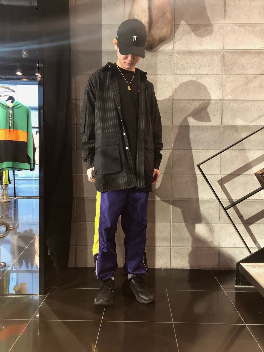 ブラック系のシャツ/ブラウス、ブラック系のTシャツ/カットソー、パープル系のその他パンツを着用したメンズの冬コーディネートの1枚目の写真