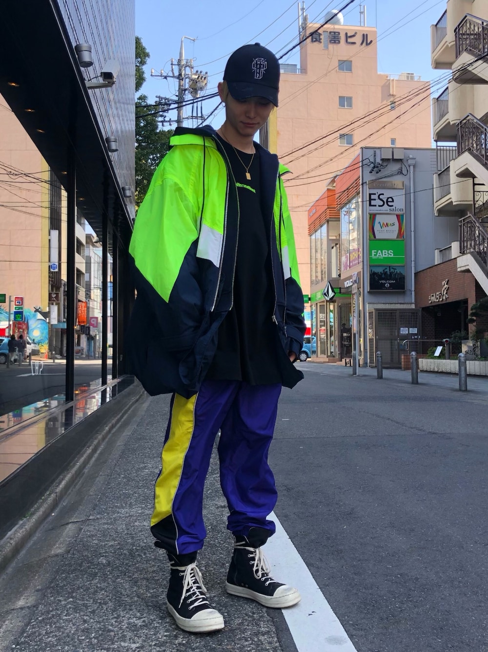 「スニーカー、drkshdw、Danke schon、ナイロンジャケット、ハイカットスニーカー、JUUN.J、春コーデ、お洒落さんとつながりたい、レイヤードstyle、AZStokyo」｜「azstokyoのアイテム（キャップ、ブラック系）」を使った、𝐊𝐚𝐢𝐭𝐨さん（メンズ・180cm）の冬コーディネートの1枚目の写真