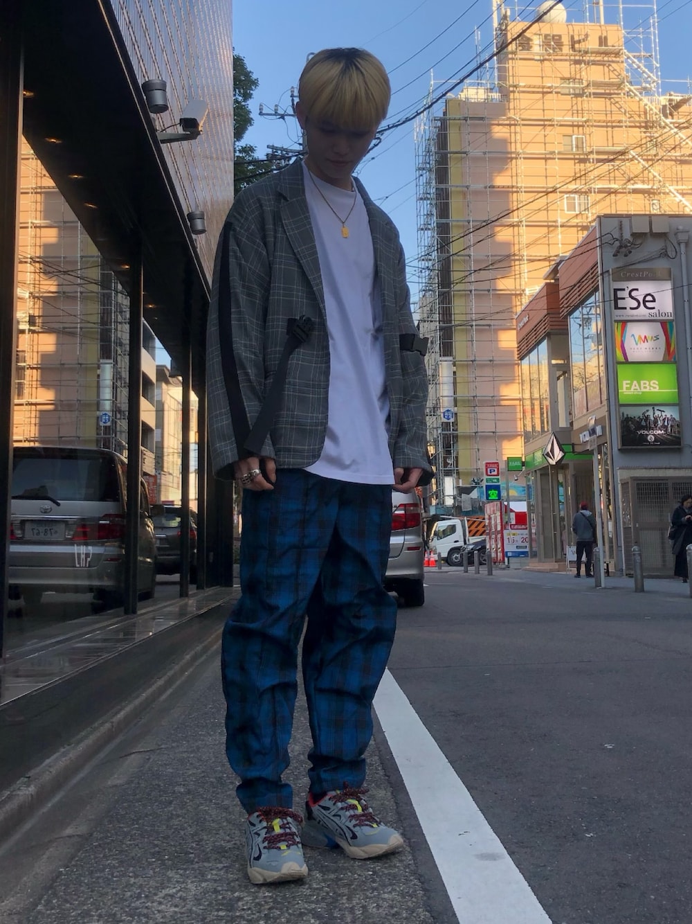「スニーカー、テーラードジャケット、オーバーサイズ、スニーカーコーデ、春、今日のコーデ、ナイロンパンツ、streetstyle、はるコーデ、いいね、save、フォローお願いします🤑」｜「WHITELANDのWHITELAND/ホワイトランド/LINE LONG SLEEVE（Tシャツ/カットソー、ホワイト系）」を使った、𝐊𝐚𝐢𝐭𝐨さん（メンズ・180cm）の春コーディネートの1枚目の写真