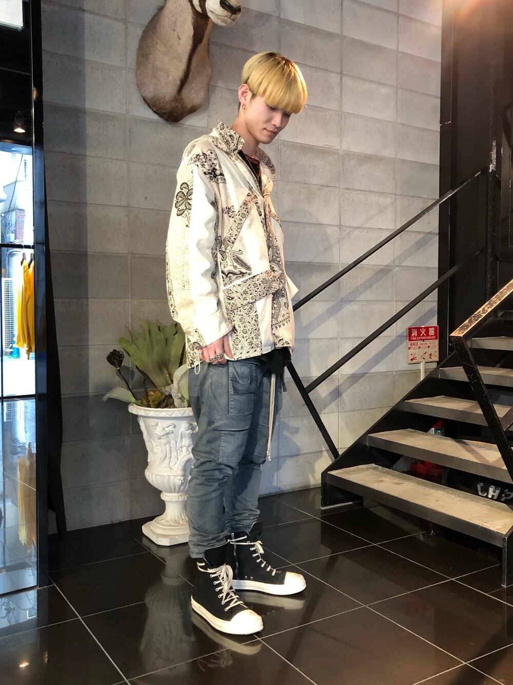 「はるコーデ、スニーカーコーデ、オーバーサイズ、streetstyle、おしゃれさんと繋がりたい、サルエルパンツ、デニムパンツ、ハイカットスニーカー、pariafarzaneh、drkshdw」｜「paria/FARZANEHのアイテム（ジャケット/アウター、ベージュ系）」を使った、𝐊𝐚𝐢𝐭𝐨さん（メンズ・180cm）の春コーディネートの1枚目の写真