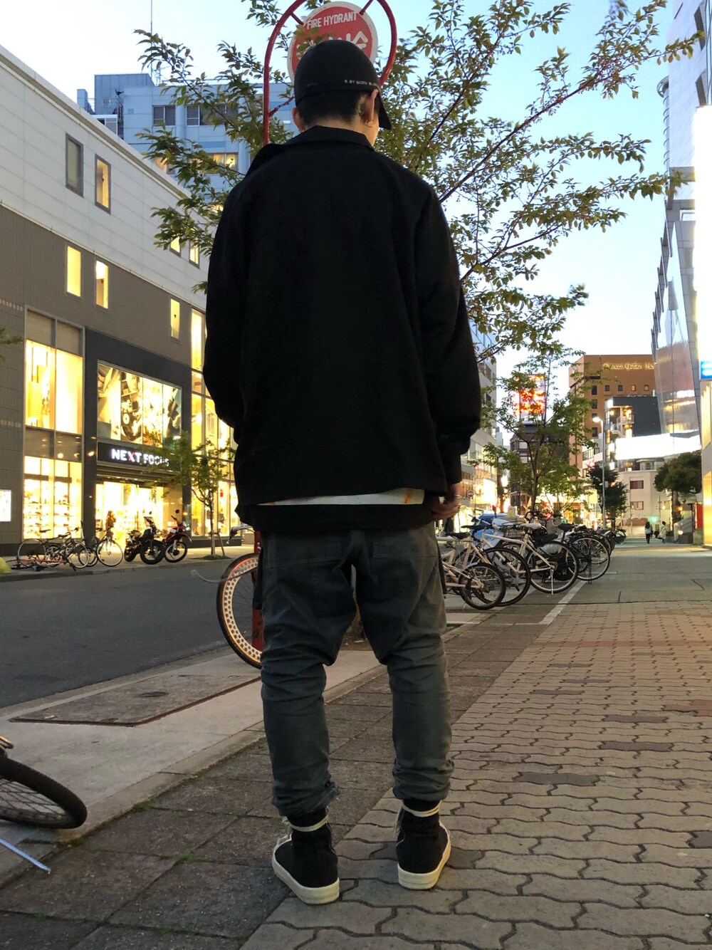 「スニーカー、サルエルパンツ、Danke schon、street、RICK OWENS、春コーデ、シャツスタイル、モノトーンコーデ、今日のコーデ、いいね、save、フォローお願いします🤑」｜「DRKSHDW by RICK OWENSのアイテム（デニムパンツ、ブルー系）」を使った、𝐊𝐚𝐢𝐭𝐨さん（メンズ・180cm）の春コーディネートの1枚目の写真