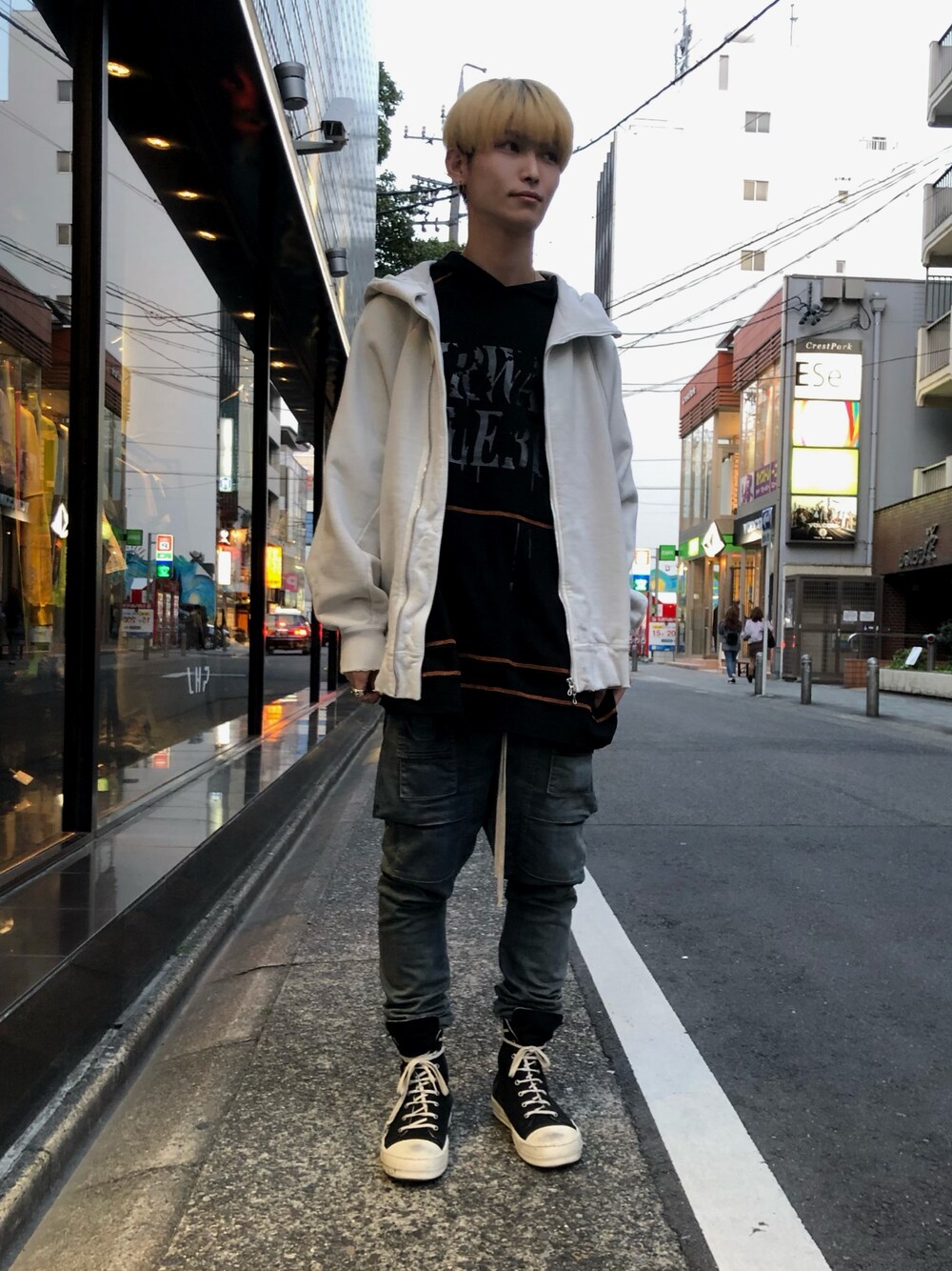 「ビッグシルエット、ストリート、drkshdw、スニーカーコーデ、Danke schon、カーゴパンツ、春、春コーデ、おしゃれさんと繋がりたい、平成最後のWEARISTAセンバツ」｜「DANKE SCHONのアイテム（パーカー、ブラック系）」を使った、𝐊𝐚𝐢𝐭𝐨さん（メンズ・180cm）の春コーディネートの1枚目の写真