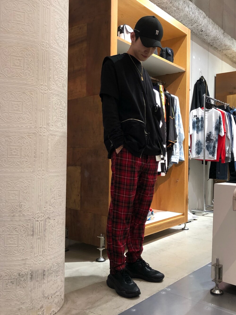 「チェック、スニーカー、ブラック、kicks、ベスト、スニーカーコーデ、チェックパンツ、PUMA、WHITELAND BLACKBURN、おしゃれさんと繋がりたい」｜「AIEのアイテム（パンツ、レッド系）」を使った、𝐊𝐚𝐢𝐭𝐨さん（メンズ・180cm）の春コーディネートの1枚目の写真