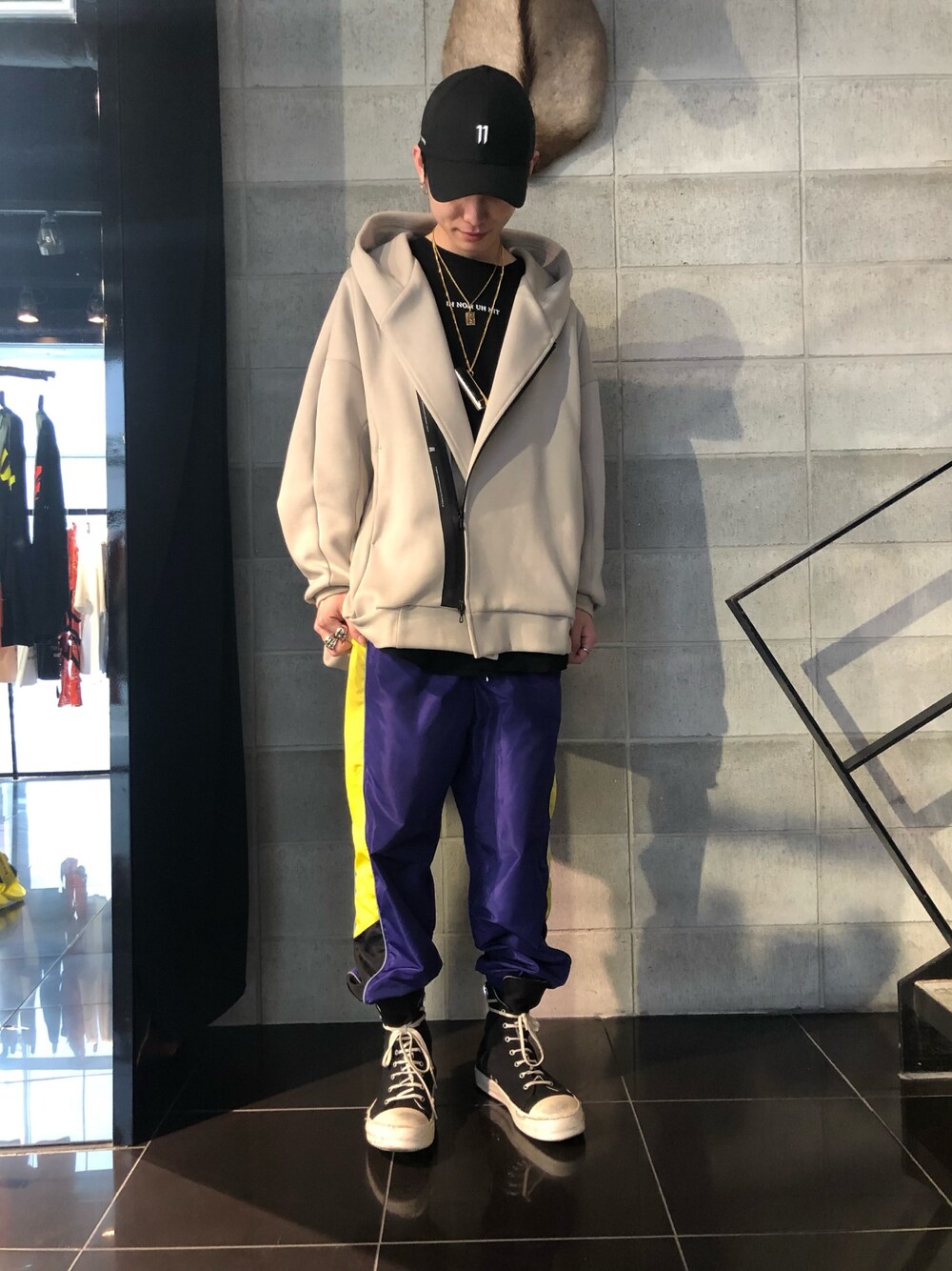 「スポーツミックス、オーバーサイズ、パーカー、パープル、ベージュ、RICK OWENS、NILOS、ihnomuhnit、Danke schon、ナイロンパンツ」｜「NILoSのアイテム（マウンテンパーカー、ベージュ系）」を使った、𝐊𝐚𝐢𝐭𝐨さん（メンズ・180cm）の春コーディネートの1枚目の写真