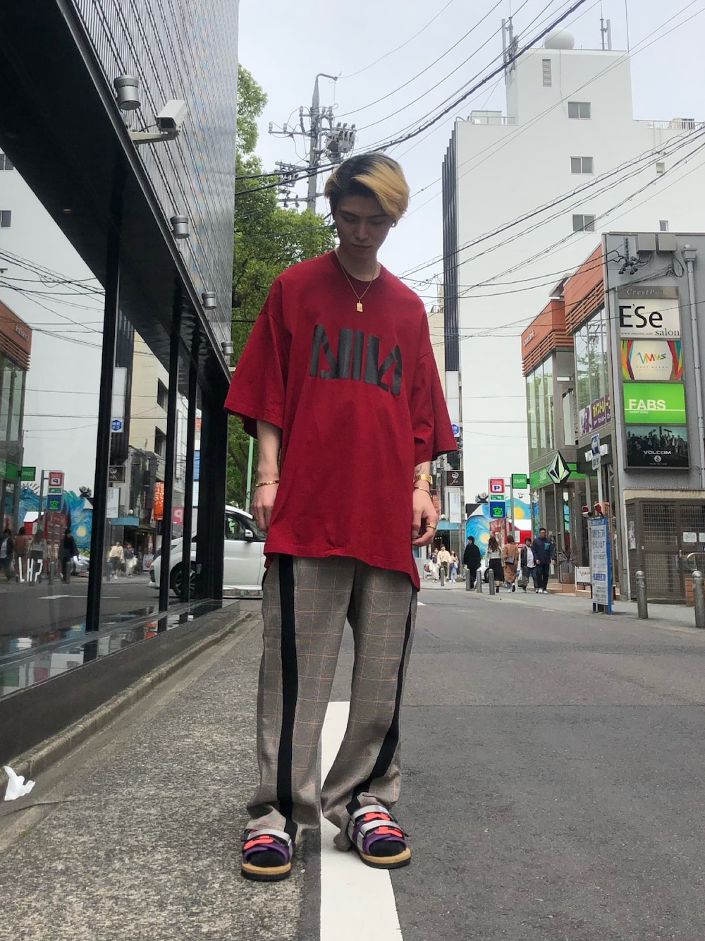 レッド系のTシャツ/カットソー、ベージュ系のその他パンツ、パープル系のサンダルを着用したメンズの春コーディネートの1枚目の写真