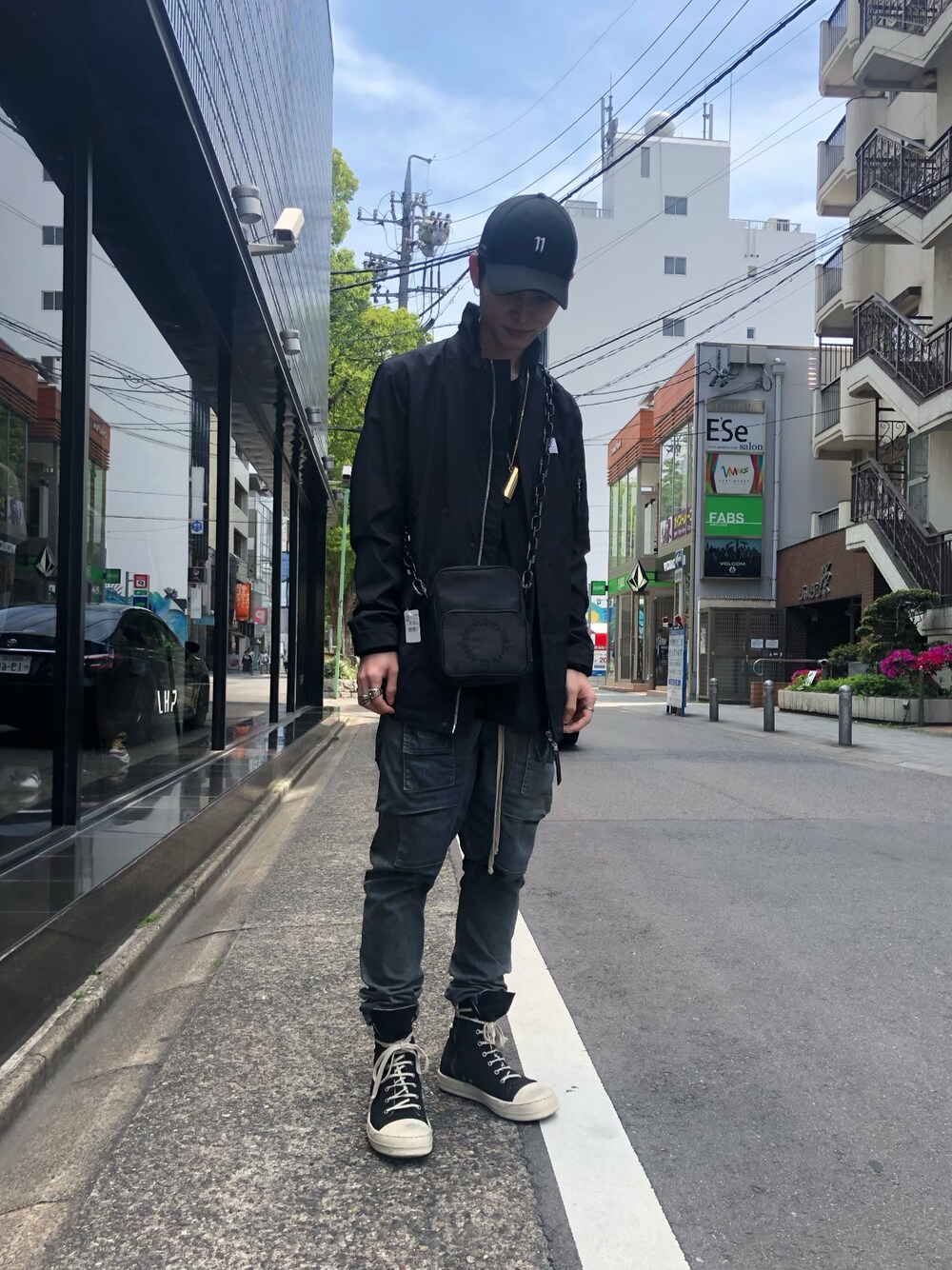 「スニーカー、サルエルパンツ、スニーカーコーデ、Danke schon、カーゴパンツ、デニムパンツ、ハイカットスニーカー、RICK OWENS、11by boris bidjan saberi、DRKSHDW by Rick Owens」｜「DANKE SCHONのDankeSchon/ダンケシェーン/チェーンサコッシュ（ショルダーバッグ、ブラック系）」を使った、𝐊𝐚𝐢𝐭𝐨さん（メンズ・180cm）の春コーディネートの1枚目の写真