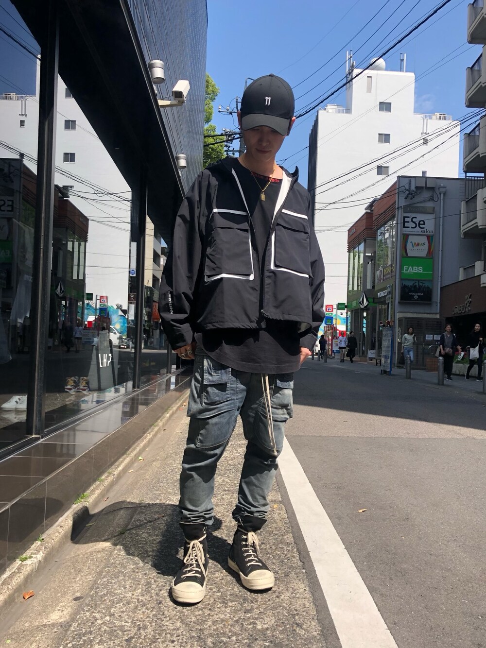 「スニーカー、デニム、ブラック、オーバーサイズ、デニムパンツ、RICK OWENS、11by boris bidjan saberi、WHITELAND BLACKBURN、DRKSHDW by Rick Owens、PALM ANGELS」｜「WHITELANDのWHITELAND/ホワイトランド/BIGポケットレイヤードブルゾン（ブルゾン、ブラック系）」を使った、𝐊𝐚𝐢𝐭𝐨さん（メンズ・180cm）の春コーディネートの1枚目の写真