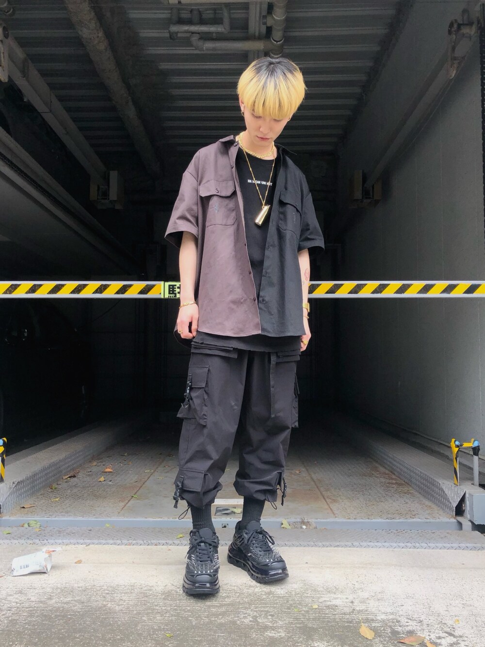 ブラック系のスニーカー、ブラック系のTシャツ/カットソー、ブラック系のその他パンツを着用したメンズの春コーディネートの1枚目の写真