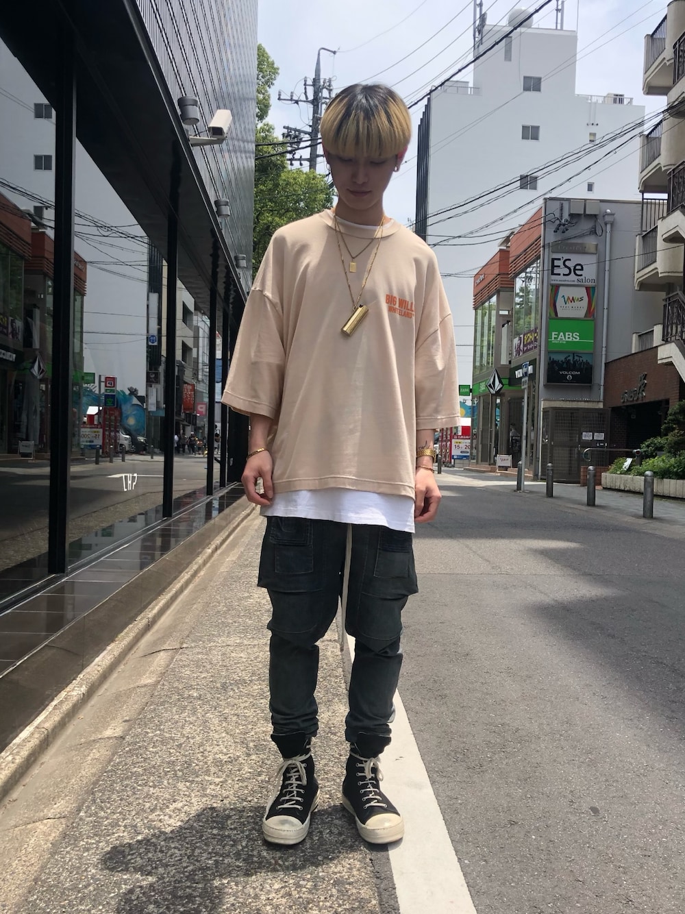 「スニーカー、デニム、ブラック、ベージュ、drkshdw、Danke schon、カーゴパンツ、ハイカットスニーカー、RICK OWENS、whiteland」｜「WHITELANDのWHITELAND/ホワイトランド/BIG WILLY T/ビッグTシャツ（Tシャツ/カットソー、ベージュ系）」を使った、𝐊𝐚𝐢𝐭𝐨さん（メンズ・180cm）の春コーディネートの1枚目の写真