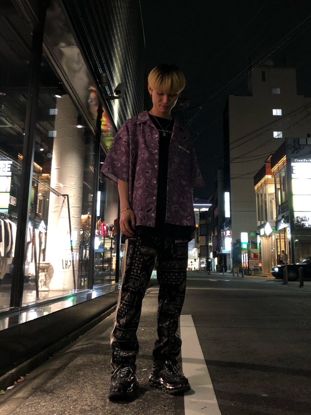 「PALM ANGELS、WHITELAND BLACKBURN、SHOES53045、トラックパンツ、カイキンシャツ、スニーカー、ダットシューズ、ブラック、パープル、ペイズリー」｜「WHITELANDのWHITELAND/ホワイトランド/PAISLEY S/S SHIRTS（シャツ/ブラウス、パープル系）」を使った、𝐊𝐚𝐢𝐭𝐨さん（メンズ・180cm）の夏コーディネートの1枚目の写真