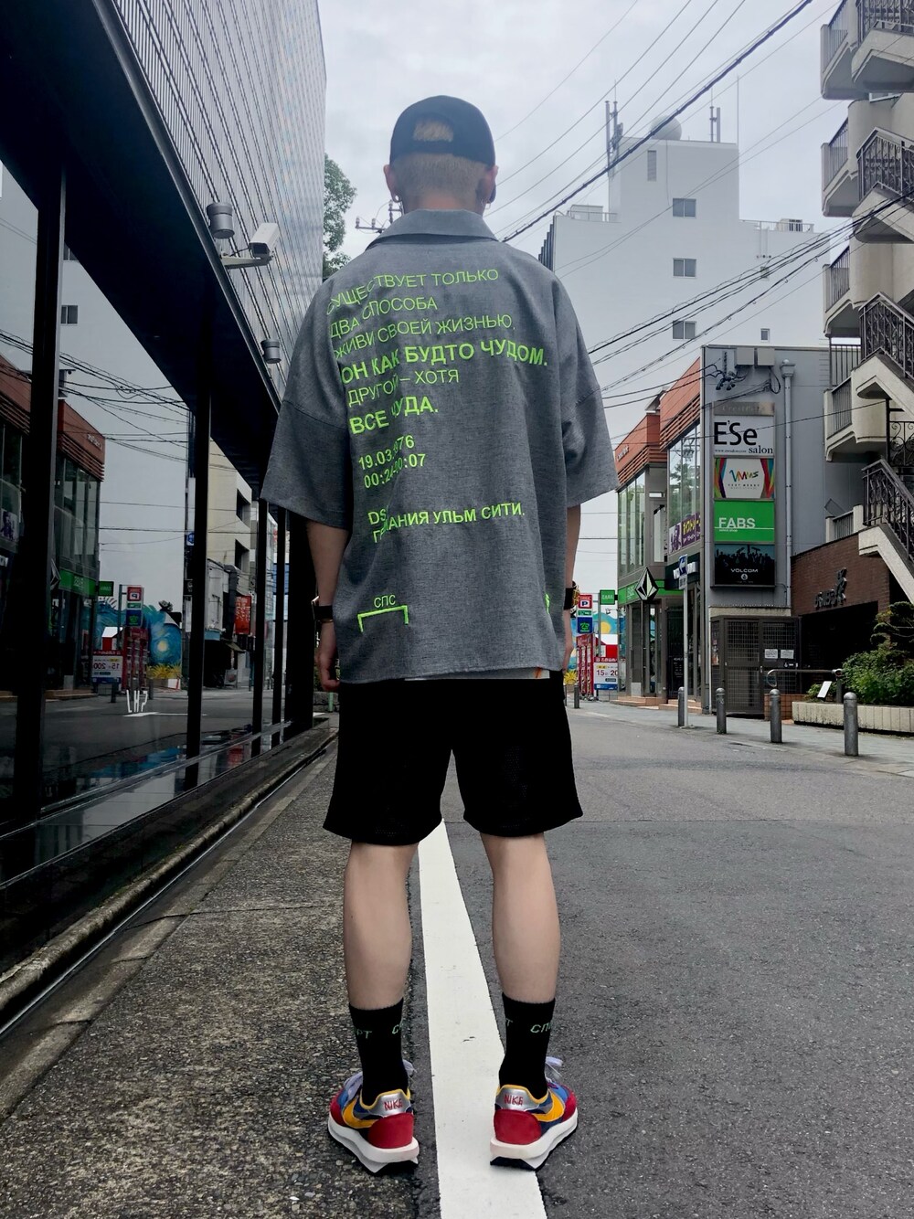 グレー系のシャツ/ブラウス、ブラック系のその他パンツ、グレー系のシャツ/ブラウスを着用したメンズの夏コーディネートの1枚目の写真