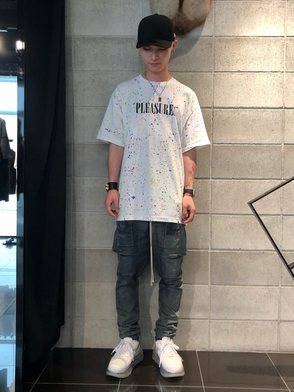 「スニーカー、キャップ、サルエルパンツ、drkshdw、オーバーサイズ、RICK OWENS、オーバーサイズＴ、pleasures、ダットシューズ、SHOES53045」｜「DRKSHDW by RICK OWENSのアイテム（デニムパンツ、ブルー系）」を使った、𝐊𝐚𝐢𝐭𝐨さん（メンズ・180cm）の夏コーディネートの1枚目の写真