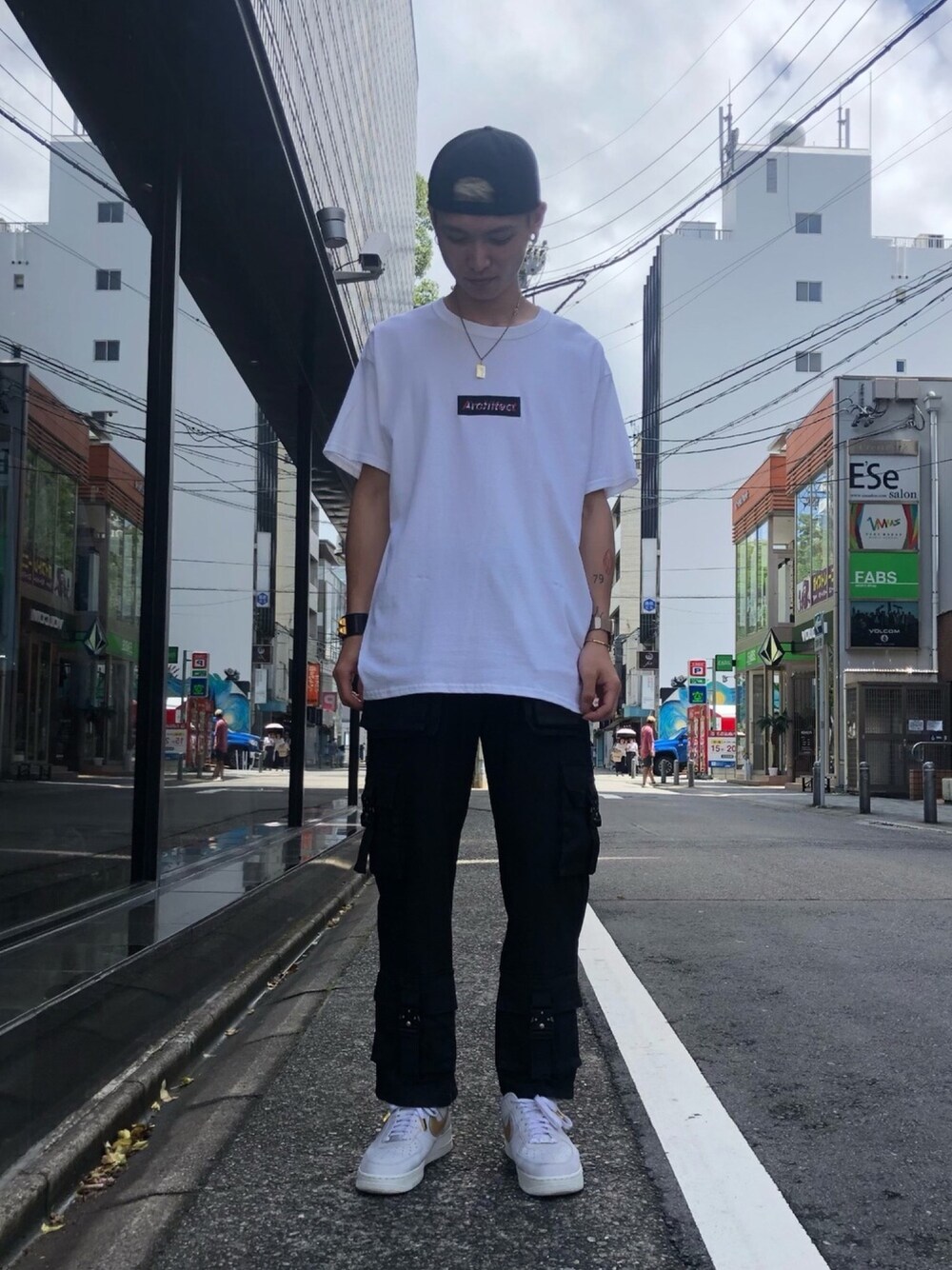 ブラック系のカーゴパンツ、ブラック系のカーゴパンツ、ブラック系のカーゴパンツを着用したメンズの夏コーディネートの1枚目の写真