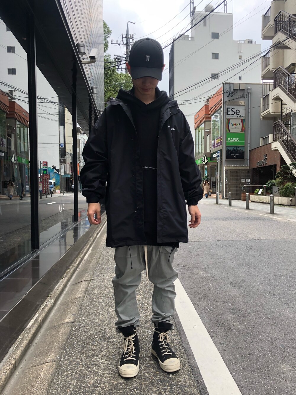 「ブラック、グレー、パーカー、drkshdw、オーバーサイズ、RICK OWENS、11by boris bidjan saberi、WHITELAND BLACKBURN、DRKSHDW by Rick Owens、NILOS」｜「WHITELANDのWHITELAND/ホワイトランド/LAYER COAT（ステンカラーコート、ブラック系）」を使った、𝐊𝐚𝐢𝐭𝐨さん（メンズ・180cm）の秋コーディネートの1枚目の写真