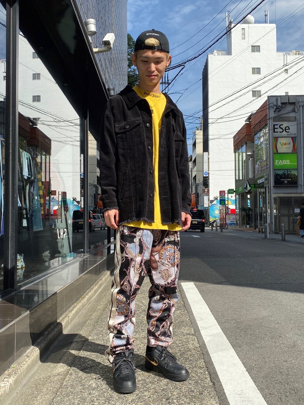 ブラック系のブルゾン、イエロー系のTシャツ/カットソー、ブラック系のパンツを着用したメンズの秋コーディネートの1枚目の写真