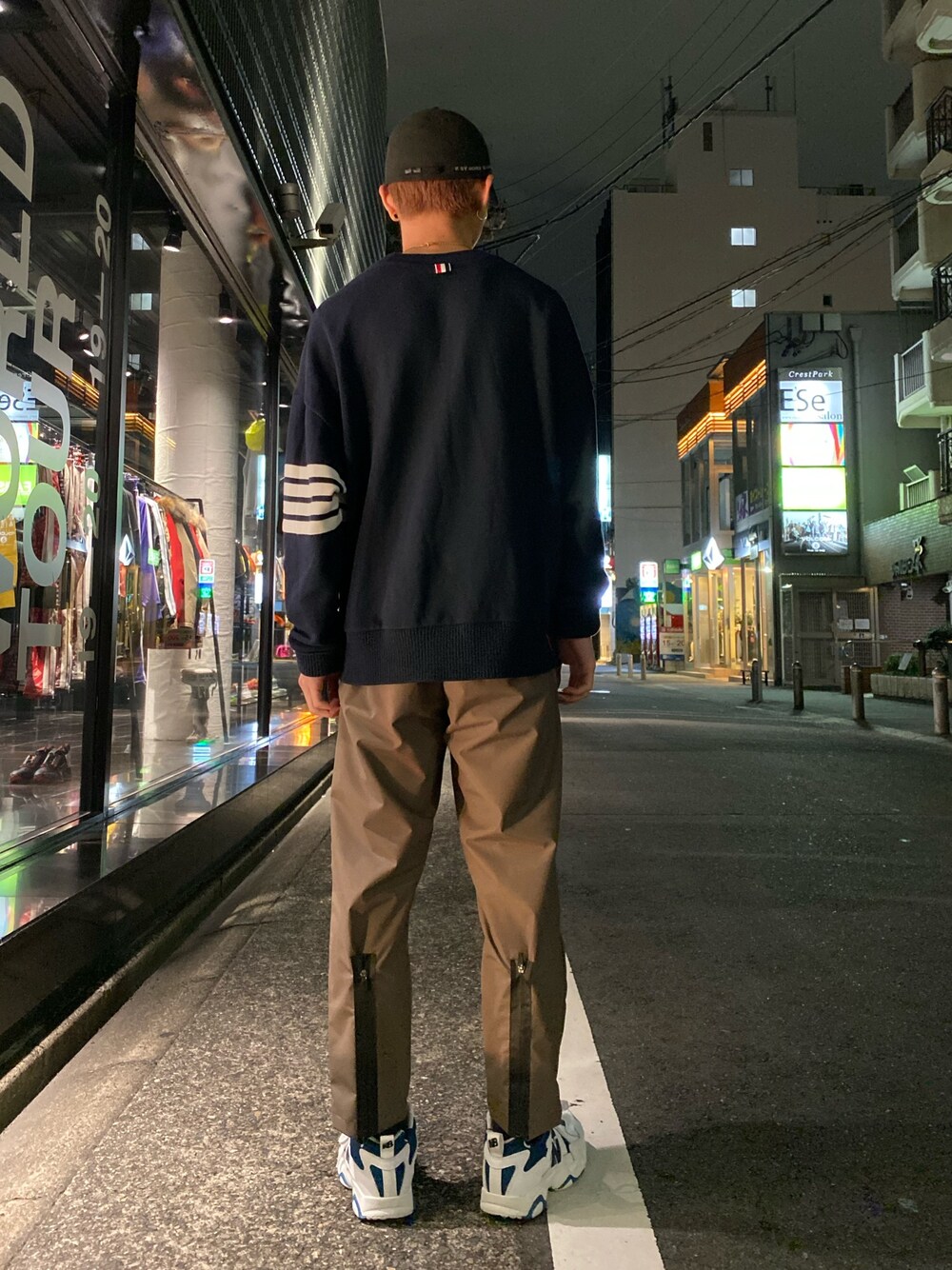 ブルー系のスウェット、ブラウン系のその他パンツ、ブラック系のキャップを着用したメンズの秋コーディネートの1枚目の写真