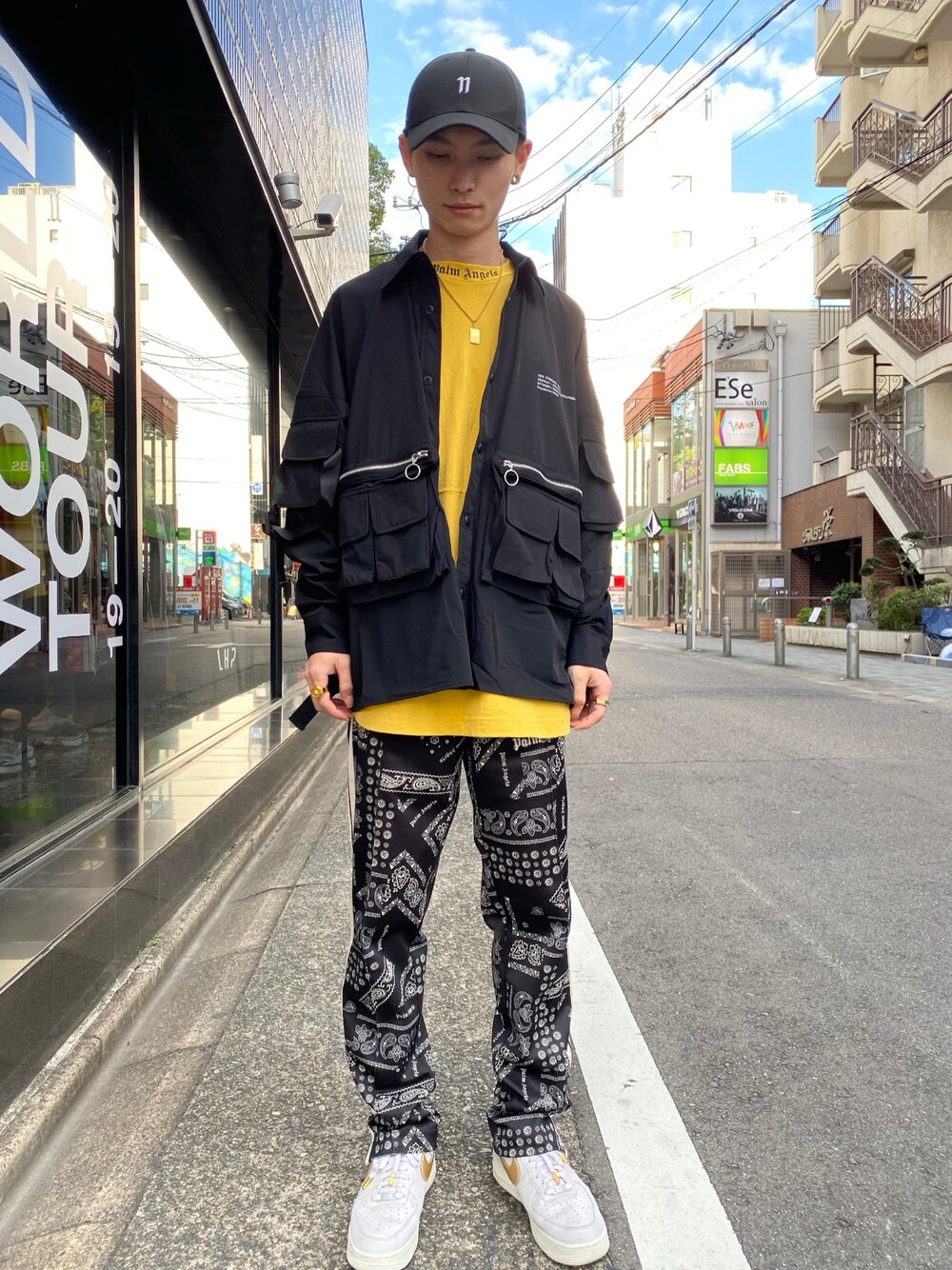 イエロー系のTシャツ/カットソー、ブラック系のシャツ/ブラウス、ブラック系のパンツを着用したメンズの秋コーディネートの1枚目の写真