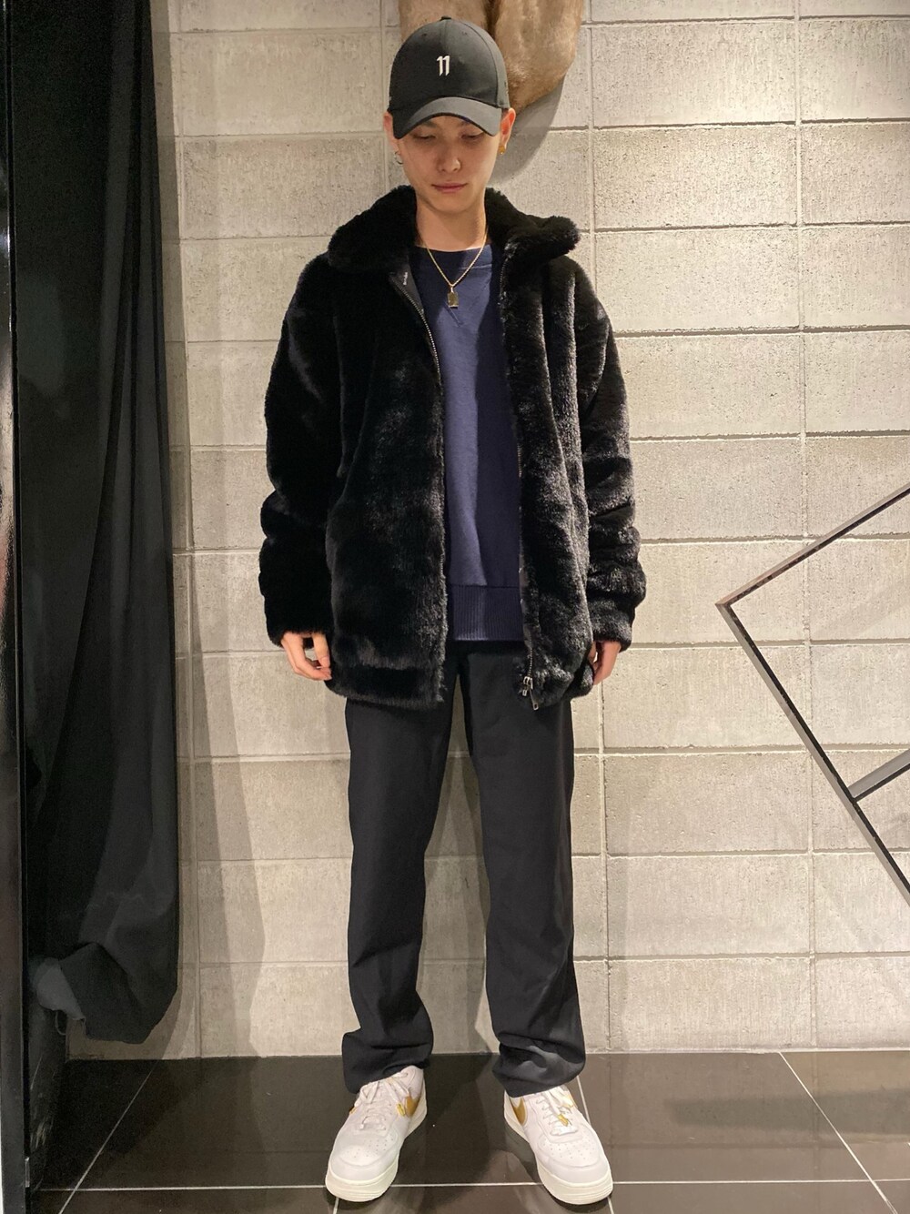 ブルー系のスウェット、ブラック系のブルゾン、ブラック系のブルゾンを着用したメンズの秋コーディネートの1枚目の写真