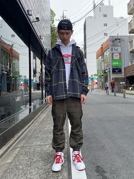 「KaneZ（ケインズ）のアイテム（カーゴパンツ）」を使った、𝐊𝐚𝐢𝐭𝐨さん（メンズ・180cm）の秋コーディネート