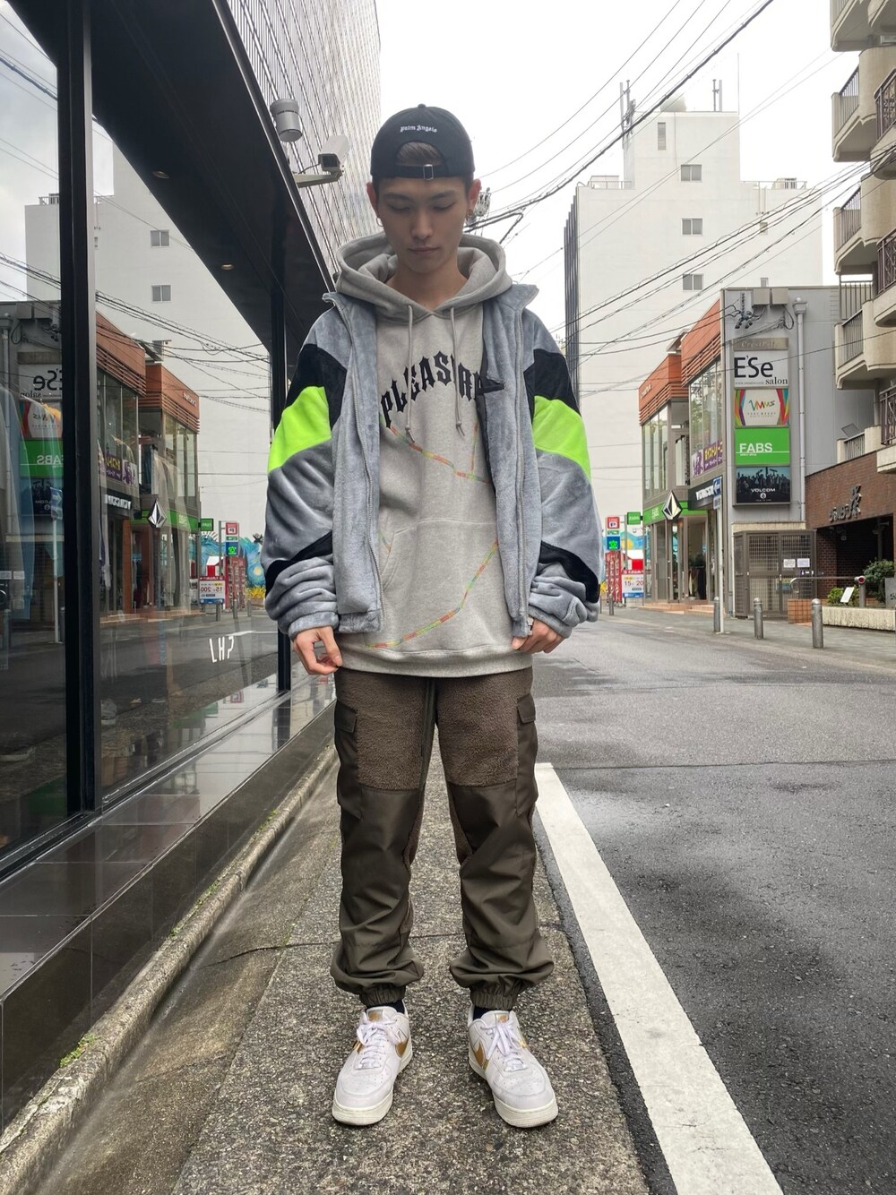 「スニーカー、ビッグシルエット、キャップ、冬コーデ、スニーカーコーデ、ootd、シャツスタイル、今日のコーデ、ナイロンパンツ、お洒落さんとつながりたい」｜「Palm Angelsのアイテム（キャップ、ブラック系）」を使った、𝐊𝐚𝐢𝐭𝐨さん（メンズ・180cm）の秋コーディネートの1枚目の写真