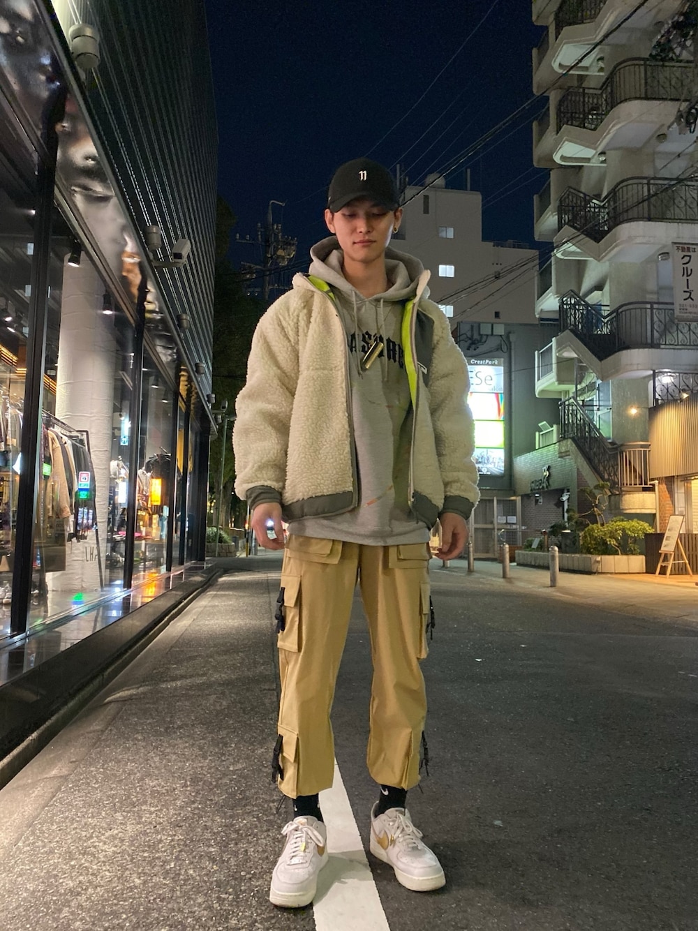 「ビッグシルエット、NIKE、Danke schon、11by boris bidjan saberi、thisisneverthat、秋コーデ、秋冬コーデ、おしゃれさんと繋がりたい、ボアブルゾン、pleasures」｜「DANKE SCHONのDankeSchon/ダンケシェーン/マルチポケットナイロンカーゴパンツ（カーゴパンツ、ベージュ系）」を使った、𝐊𝐚𝐢𝐭𝐨さん（メンズ・180cm）の秋コーディネートの1枚目の写真