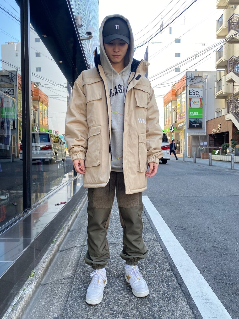 ベージュ系のミリタリージャケット、グリーン系のその他パンツ、ベージュ系のミリタリージャケットを着用したメンズの秋コーディネートの1枚目の写真