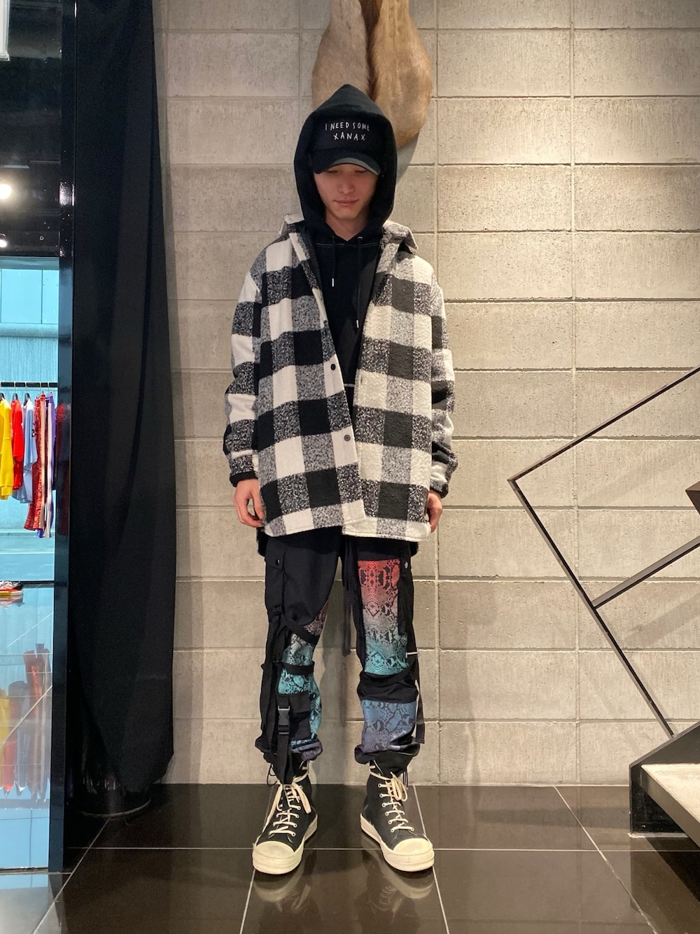 「スニーカー、秋のコーデ、drkshdw、カーゴパンツ、ハイカットスニーカー、冬、AZS、flagstuff、WHITELAND BLACKBURN、ROGIC」｜「AZSのアイテム（キャップ、ブラック系）」を使った、𝐊𝐚𝐢𝐭𝐨さん（メンズ・180cm）の冬コーディネートの1枚目の写真