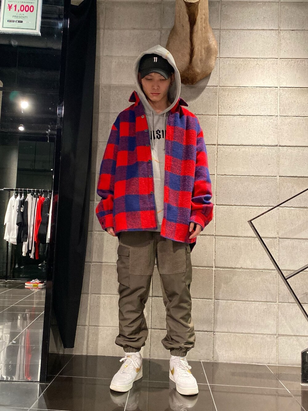 「スニーカー、NIKE、オーバーサイズ、カーゴパンツ、11by boris bidjan saberi、KaneZ、ナイロンパンツ、WHITELAND BLACKBURN、オーバーシャツ、pleasures」｜「WHITELANDのWHITELAND/ホワイトランド/PADDED CHECK SHIRTS（シャツ/ブラウス、レッド系）」を使った、𝐊𝐚𝐢𝐭𝐨さん（メンズ・180cm）の冬コーディネートの1枚目の写真