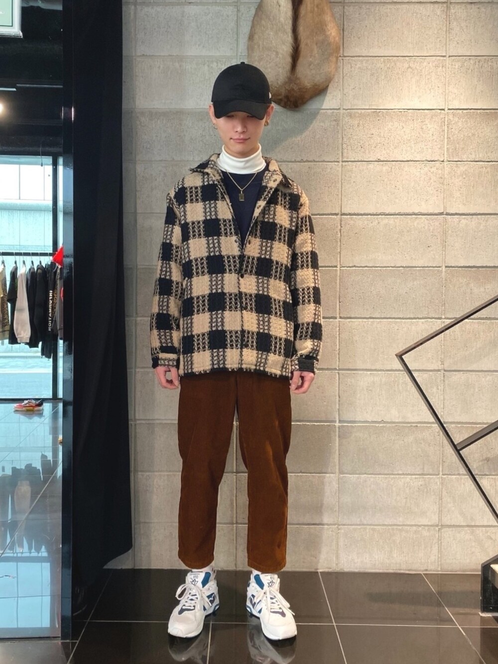「スニーカー、New Balance、THOMBROWNE、コーディロイパンツ、NEWERA、コーチジャケット、Danke schon、ブラウン、AcneStudios」｜「THOM BROWNEのアイテム（スウェット、ブルー系）」を使った、𝐊𝐚𝐢𝐭𝐨さん（メンズ・180cm）の冬コーディネートの1枚目の写真