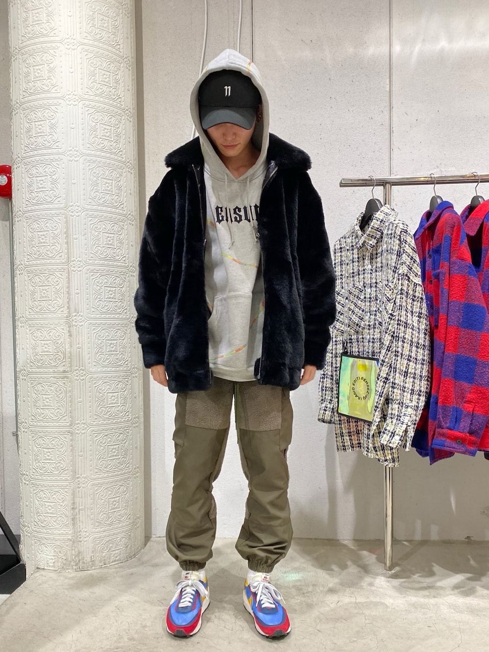 グレー系のパーカー、グリーン系のその他パンツ、ブラック系のブルゾンを着用したメンズの冬コーディネートの1枚目の写真