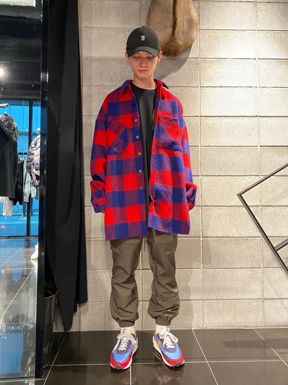 「ビッグシルエット、NIKE、sacai、カーゴパンツ、11by boris bidjan saberi、KaneZ、ナイロンパンツ、WHITELAND BLACKBURN、joydivision、pleasures」｜「PLEASURESのPLEASURES×Joy Division/プレジャーズ×ジョイディビジョン/UP T-SHIRTS（Tシャツ/カットソー、ブラック系）」を使った、𝐊𝐚𝐢𝐭𝐨さん（メンズ・180cm）の冬コーディネートの1枚目の写真