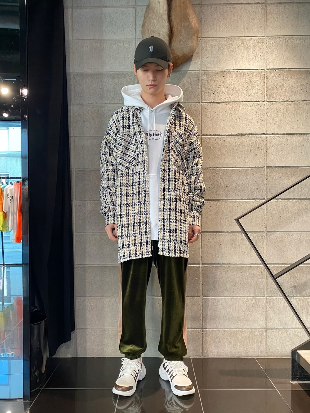 「ビッグシルエット、パーカー、オーバーサイズ、スニーカーコーデ、Danke schon、LouisVuitton、11by boris bidjan saberi、flagstuff、ベロアパンツ、ベルベットパンツ」｜「11 by Boris Bidjan Saberi の11BYBORISBIDJAN /イレブンバイボリスビジャン/CAP（キャップ、ブラック系）」を使った、𝐊𝐚𝐢𝐭𝐨さん（メンズ・180cm）の冬コーディネートの1枚目の写真