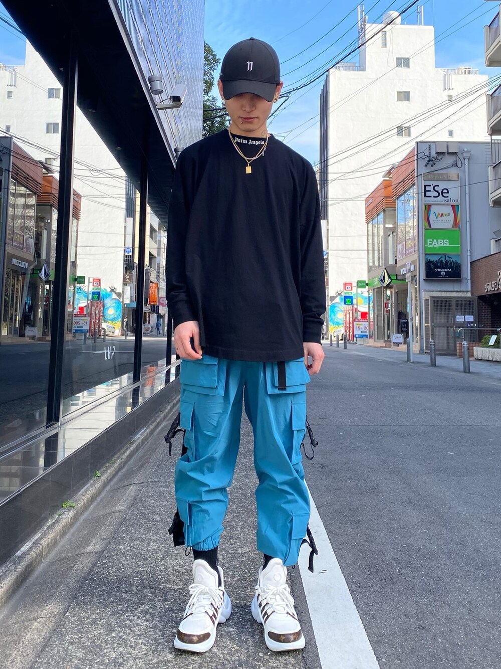 ブラック系のTシャツ/カットソー、ブルー系のその他パンツ、ブルー系のカーゴパンツを着用したメンズの冬コーディネートの1枚目の写真